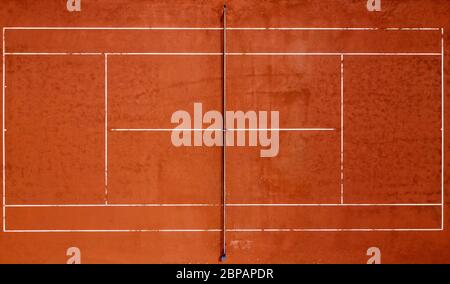 Grugliasco, Italien - 18. Mai 2020: (ANMERKUNG DER REDAKTION: Bild wurde mit einer Drohne erstellt.) Luftaufnahme zeigt einen leeren Sandtennisplatz. Die Sperrung aufgrund des COVID-19 Coronavirus Notfalls Verbot alle sportlichen Aktivitäten. Quelle: Nicolò Campo/Alamy Live News Stockfoto