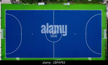 Grugliasco, Italien - 18. Mai 2020: (ANMERKUNG DER REDAKTION: Bild wurde mit einer Drohne erstellt.) Luftaufnahme zeigt ein leeres Futsal (5-A-Side-Fußball)-Spielfeld. Die Sperrung aufgrund des COVID-19 Coronavirus Notfalls Verbot alle sportlichen Aktivitäten. Quelle: Nicolò Campo/Alamy Live News Stockfoto