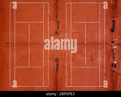 Grugliasco, Italien - 18. Mai 2020: (ANMERKUNG DER REDAKTION: Bild wurde mit einer Drohne erstellt.) Luftaufnahme zeigt zwei leere Tennishartplätze aus Lehm. Die Sperrung aufgrund des COVID-19 Coronavirus Notfalls Verbot alle sportlichen Aktivitäten. Quelle: Nicolò Campo/Alamy Live News Stockfoto