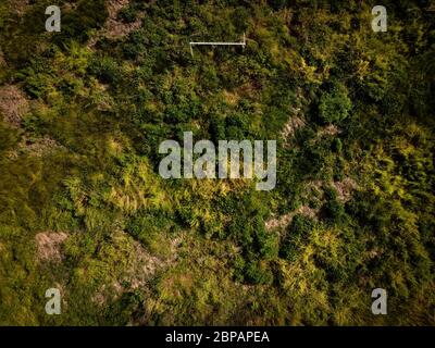 Turin, Italien - 18. Mai 2020: (ANMERKUNG DER REDAKTION: Bild wurde mit einer Drohne erstellt.) Luftaufnahme zeigt ein Fußballtor auf einem verlassenen Fußballfeld. Die Sperrung aufgrund des COVID-19 Coronavirus Notfalls Verbot alle sportlichen Aktivitäten. Quelle: Nicolò Campo/Alamy Live News Stockfoto