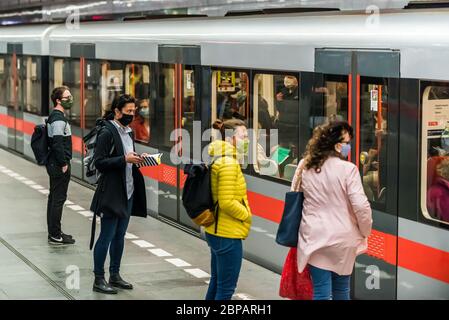 Junge Frauen, die Gesichtsmasken tragen, werden am ersten Tag des Endes des Ausnahmezustands auf ihren Zug warten sehen. Der Ausnahmezustand wegen der Pandemie des Coronavirus (Covid-19), die am 12. März von der tschechischen Regierung auf dem gesamten Gebiet der Tschechischen Republik ausgerufen wurde, ist beendet. Der 18. Mai ist der erste Tag, nachdem der Ausnahmezustand offiziell für die Menschen in der Tschechischen republik zu Ende geht, aber das Tragen von Schutzmaske auf öffentlichen Plätzen wie geschlossenen Innenrestaurants und Hotels bleibt gesetzlich vorgeschrieben. Stockfoto