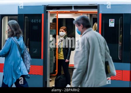 Eine Frau, die eine Gesichtsmaske trägt, wird am ersten Tag des Ausfalls des Ausnahmezustands in einem Zug unterwegs gesehen. Der Ausnahmezustand wegen der Pandemie des Coronavirus (Covid-19), die am 12. März von der tschechischen Regierung auf dem gesamten Gebiet der Tschechischen Republik ausgerufen wurde, ist beendet. Der 18. Mai ist der erste Tag, nachdem der Ausnahmezustand offiziell für die Menschen in der Tschechischen republik zu Ende geht, aber das Tragen von Schutzmaske auf öffentlichen Plätzen wie geschlossenen Innenrestaurants und Hotels bleibt gesetzlich vorgeschrieben. Stockfoto