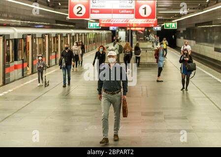 Am ersten Tag nach dem Ende des Ausnahmezustands wird eine Übersicht über Menschen mit Gesichtsmasken am Bahnhof angezeigt. Der Ausnahmezustand wegen der Pandemie des Coronavirus (Covid-19), die am 12. März von der tschechischen Regierung auf dem gesamten Gebiet der Tschechischen Republik ausgerufen wurde, ist beendet. Der 18. Mai ist der erste Tag, nachdem der Ausnahmezustand für die Menschen in der Tschechischen republik aus offiziellen Sicht zu Ende geht, aber das Tragen von Schutzmaske auf öffentlichen Plätzen wie geschlossenen Innenrestaurants und Hotels bleibt gesetzlich vorgeschrieben. Stockfoto