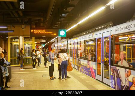 FRANKFURT, DEUTSCHLAND - 31. AUGUST 2018: Menschen am U-Bahnsteig, Frankfurt, Deutschland Stockfoto