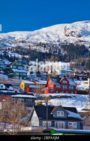 FLAM, NORWEGEN - 20. Feb, 2018: Der Zug hält an der Flam Station. Die Flam Line liegt zwischen Myrdal und Flam in Aurland, Norwegen, der Hauptlinie der Stockfoto