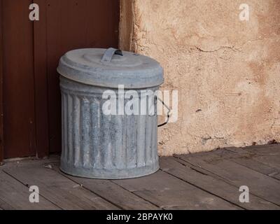 Galvanisierte Esche auf einem Holzsteg. Stockfoto