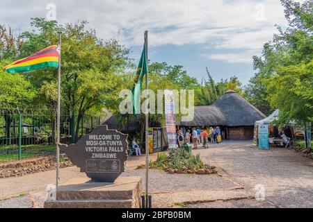 HWANGE, SIMBABWE - 2. Februar 2020: Eingang zum Victoria Falls Nationalpark auf der Zimbabwe-Seite. Das Hotel liegt am südlichen und östlichen Ufer des Zambezi Riv Stockfoto