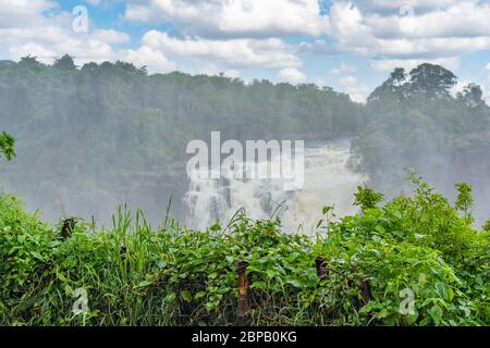 Victoria Falls am Zambezi River, Grenze von Sambia und Simbabwe mit blauem Himmel Stockfoto