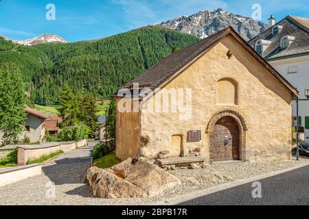 Kapelle San Bastiaun im historischen Dorfzentrum von Zuoz, Engadin, Graubünden, Schweiz Stockfoto