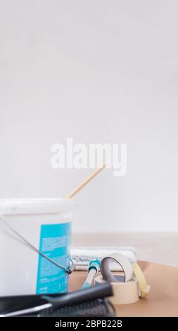 Paint Eimer und Malerei Zubehör sind bereit für die Arbeit tun Sie es sich Werkzeuge Renovierung Wohnung Büro Stockfoto