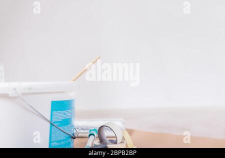 Paint Eimer und Malerei Zubehör sind bereit für die Arbeit tun Sie es sich Werkzeuge Renovierung Wohnung Büro Stockfoto