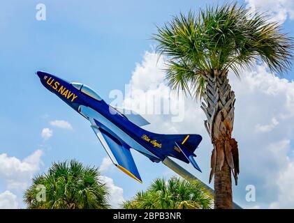 Ein Grumman F-9 Cougar Jet, eines der Blauen Engel Performance Flugzeuge, begrüßt Besucher im Florida Welcome Center auf der I-10 in Pensacola, Florida. Stockfoto