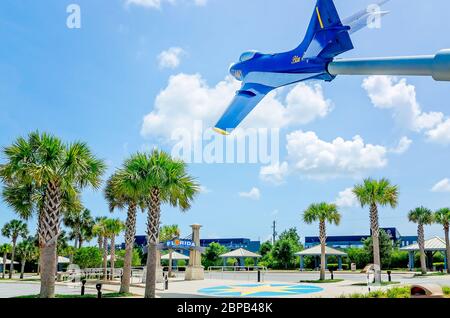 Ein Willkommen in Florida Schild und ein Grumman F-9 Cougar Jet, einer der Blauen Engel Performance Flugzeuge, begrüßt Besucher in der Florida Welcome Center. Stockfoto