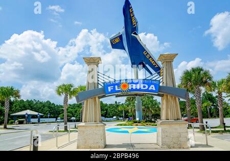 Ein Willkommen in Florida Schild und ein Grumman F-9 Cougar Jet, einer der Blauen Engel Performance Flugzeuge, begrüßt Besucher in der Florida Welcome Center. Stockfoto