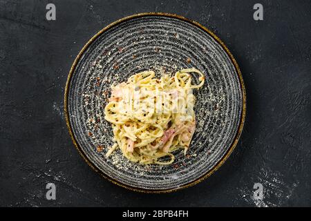 Ovrhead Blick auf Pasta mit Speck und Schinken Stockfoto