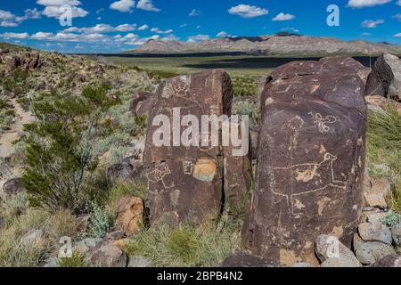 Exquisites Beispiel für Felskunst, die vor langer Zeit von Jornada Mogollon-Leuten am Three Rivers Petroglyph Site in der nördlichen Chihuahuan-Wüste, New Mexic, geschaffen wurde Stockfoto