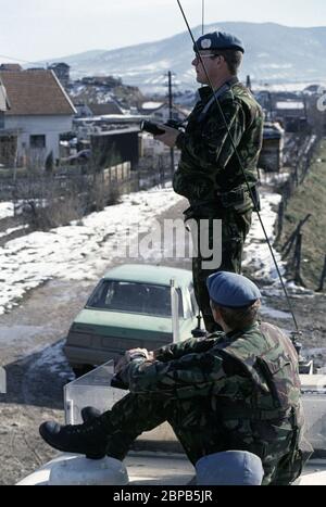 27. Februar 1994 während des Krieges in Bosnien: Ein britischer Armeefotograf der Coldstream Guards wartet auf die Ankunft von Hubschraubern außerhalb des britischen Stützpunktes in Bila bei Vitez. Stockfoto