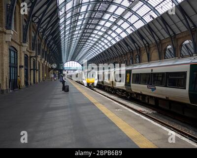 London. GROSSBRITANNIEN. Mai 2020 zur Mittagszeit. Großer Blickwinkel auf leere Bahnsteige am Bahnhof King’s Cross. Stockfoto