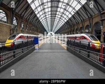 London. GROSSBRITANNIEN. Mai 2020 zur Mittagszeit. Großer Blickwinkel auf leere Bahnsteige am Bahnhof King’s Cross. Stockfoto