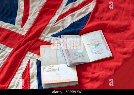 Neuseeland Pässe offen auf Hintergrund Flagge des Landes. Stockfoto