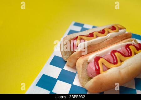 Klassische Hot Dogs mit Ketchup und Senf mit Platz für Schöpfer Stockfoto