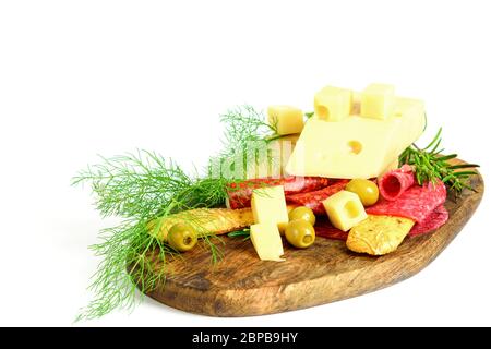 Käse, Chorizo, Salami, Oliven und Grüns für Snack auf dem Holzbrett, auf dem weißen Hintergrund isoliert. Stockfoto