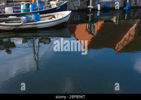 Kleine Fischerboote sind mit Material auf dem Kai Fischerei Trawler Fischerei Handwerk Fisch Restaurant frischer Fisch europa Kultur Handwerk geladen Stockfoto