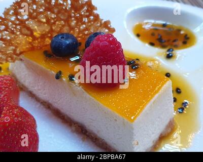 Nahaufnahme von Käsekuchen mit Beeren Stockfoto