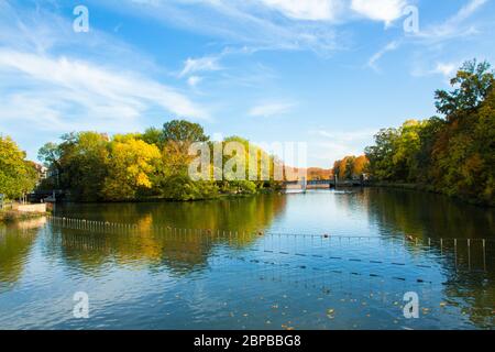 Blick auf eine Parklandschaft im Zentrum von Leipzig, Sachsen in Deutschland Stockfoto