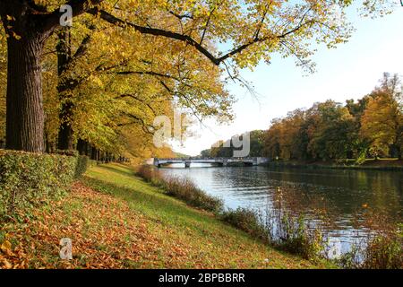 Blick auf eine Parklandschaft im Zentrum von Leipzig, Sachsen in Deutschland Stockfoto