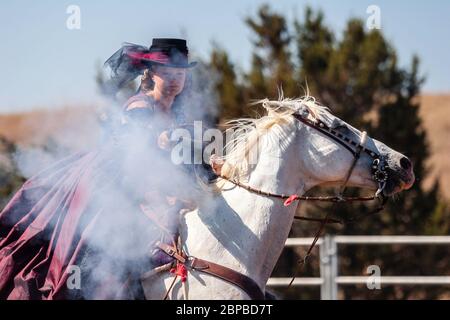 Cowgirl auf Pferd, montiert Schießen Konkurrenz, Ende der Trail Wildwest Jubilee, Edgewood, New-Mexico USA Stockfoto