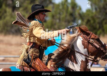 Cowgirl auf Pferd, montiert Schießen Konkurrenz, Ende der Trail Wildwest Jubilee, Edgewood, New-Mexico USA Stockfoto