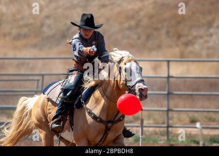 Cowgirl auf Pferd, montiert Schießen Konkurrenz, Ende der Trail Wildwest Jubilee, Edgewood, New-Mexico USA Stockfoto