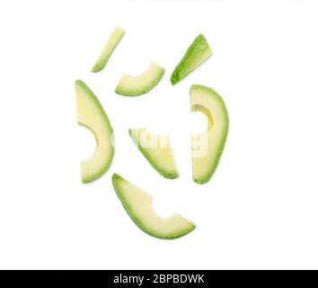 Satz von rohen grün geschälten Avocado isoliert auf weißem Hintergrund. Einige Avocado-Formen, Draufsicht. Stockfoto