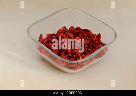 Portion getrocknete reife Goji-Beeren oder Wolfsbeerfrucht in einer kleinen Schüssel, Sofia, Bulgarien Stockfoto