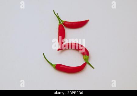 Schild 5, aus der Frucht von frischem Chili roten Pfeffer mit einem grünen Stiel, Sofia, Bulgarien Stockfoto