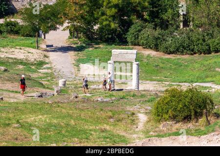 Kerch, Russland - 13. August 2019: Touristen wandern durch die archäologischen Ausgrabungen an den Ruinen der antiken griechischen Stadt Pankapei auf dem Berg Mithridates Stockfoto