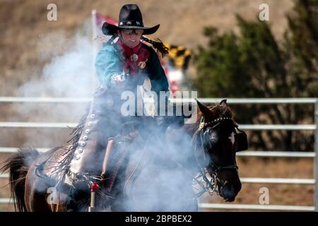 Cowgirl auf Pferd, montiert Schießen Konkurrenz, Ende der Trail Wildwest Jubilee, Edgewood, New-Mexico USA Stockfoto