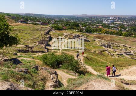 Kerch, Russland - 13. August 2019: Touristen wandern entlang der archäologischen Ausgrabungen auf den Ruinen der antiken griechischen Stadt Panticapaeum auf dem Berg Mithridates Stockfoto