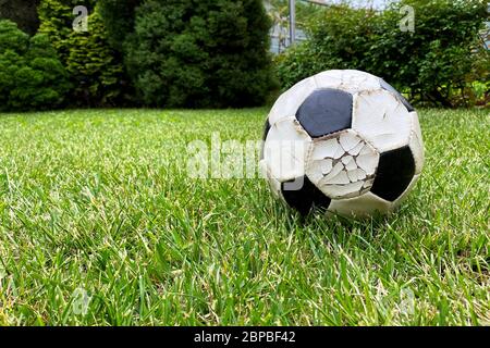 Alte Ball Fußball zu spielen, Detail des Sports auf dem Rasen, alte Fußball auf dem Hof Stockfoto