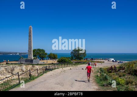 Kerch, Russland - 13. August 2019: Landschaft mit Blick auf den Obelisken der Herrlichkeit zu den Unsterblichen Helden auf dem Berg Mithridates mit Wandertouristen und Th Stockfoto