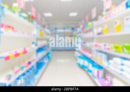 Verschwommener Hintergrund mit Waren auf Regalen in einem Apotheke Minimarkt Stockfoto