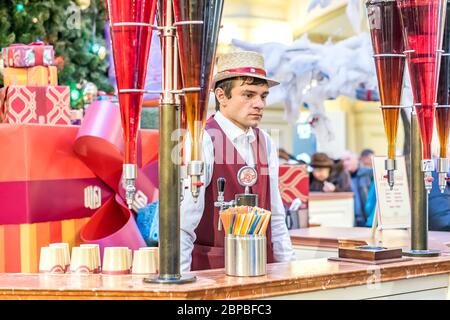 Moskau, Russland - 10. Januar 2018: Limonade-Anbieter im GUMMI-SHOPPINGMALL Stockfoto