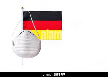 Deutsche Flagge und Schutzmaske isoliert auf weißem Hintergrund. Stockfoto