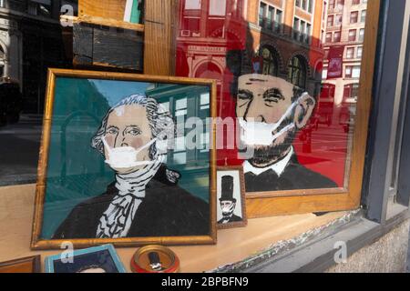 Fensterauslagen im FISHS EDDY Store während der Quarantäne für den Staat New York auf PAUSENBESTELLUNG von COVID-19 in New York City NY USA am Mai. 16 2020. Stockfoto