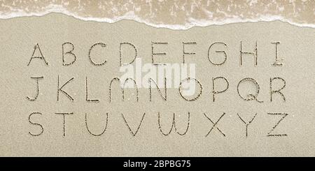 Buchstaben handgeschrieben im Sand am Strand Stockfoto