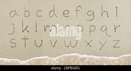 Buchstaben handgeschrieben im Sand am Strand Stockfoto