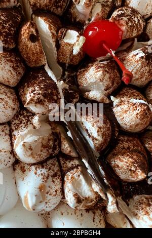 Nahaufnahme von Tiramisu Kuchen. Sahnetorte. Süßes Essen. Süßes Dessert. Essen Background. Draufsicht Stockfoto