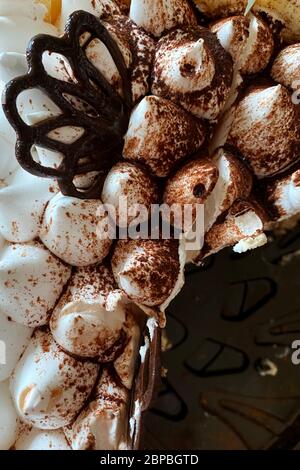 Nahaufnahme von Tiramisu Kuchen. Sahnetorte. Süßes Essen. Süßes Dessert. Lebensmittel werden gebackserviert. Ein Stück Kuchen ist geschnitten, Draufsicht Stockfoto