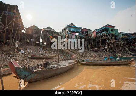 Boote auf dem Fluss und Häuser auf Stelzen in Kampong Phluk, Provinz Siem Reap, Nord-Zentral-Kambodscha, Südostasien Stockfoto